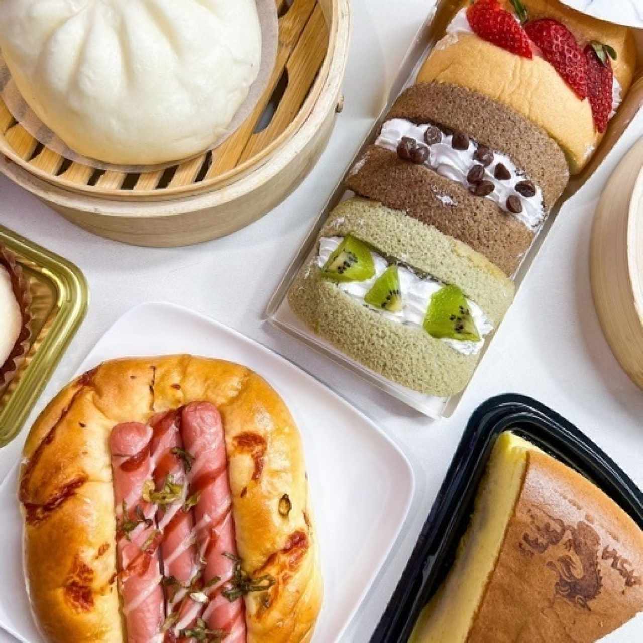 Trío de brazo gitano, pan de salchicha, cheesecake y bauzi