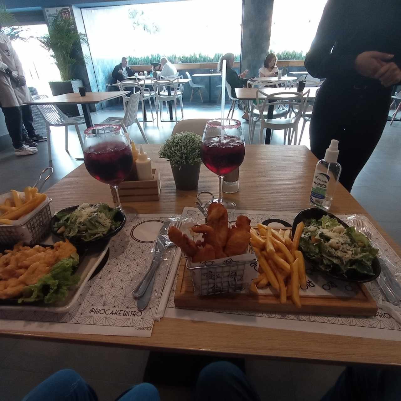 Pollo Canasta,  Camarón Camarón y dos tintos de verano.