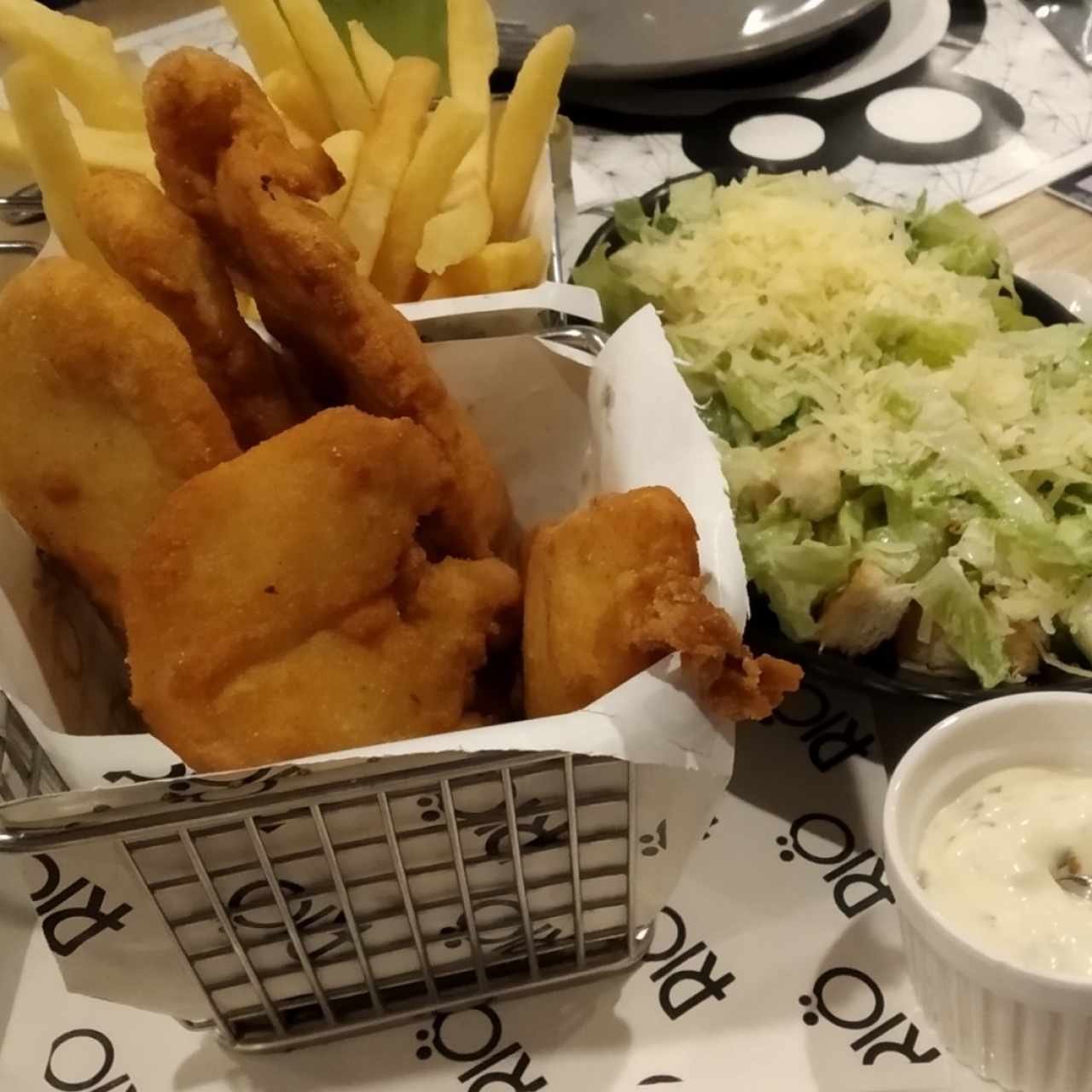 pollo a la canasta con papas, ensalada cesar y salsa tártara 