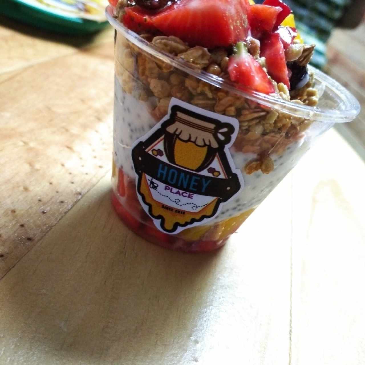 Parfait de fresas, melocotones, yogurt y chía 