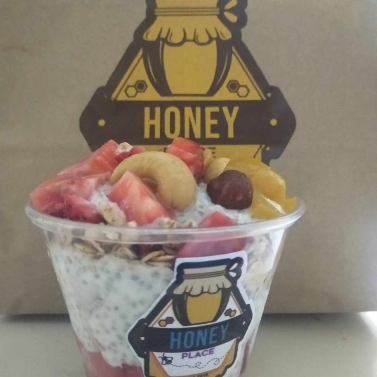 Parfait de fresa, melocotón, chia y yogurt divino todo 