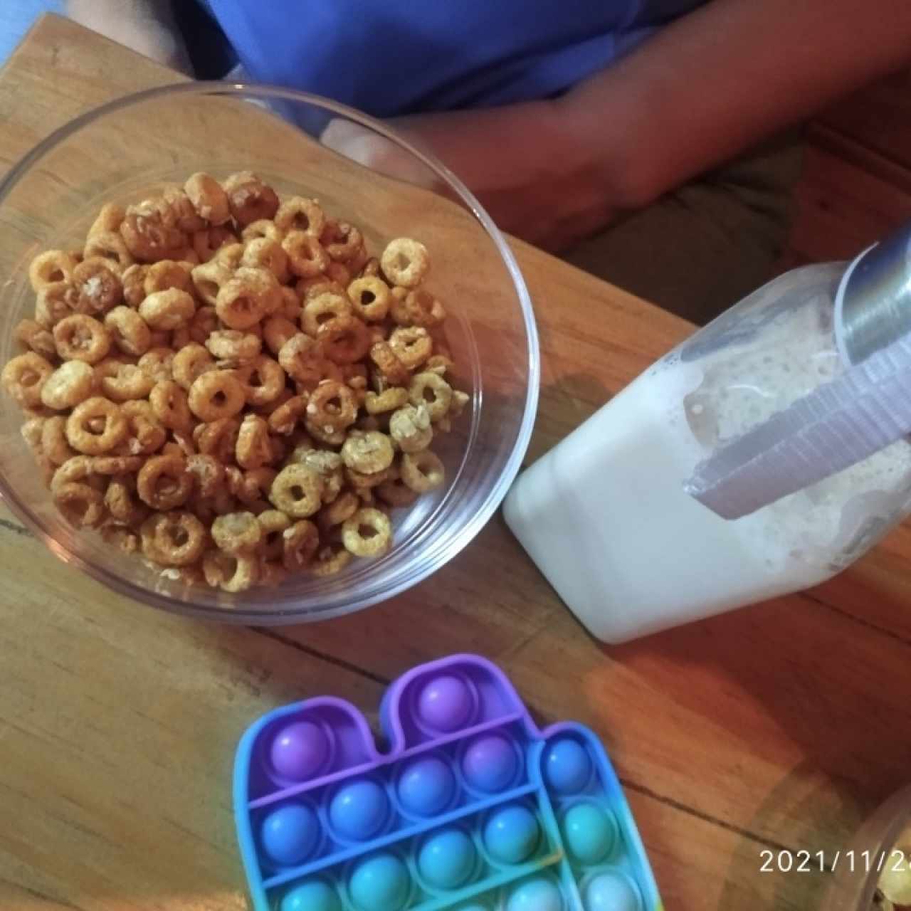 Cherrios con canela. para que los niños desayunen y jueguen 