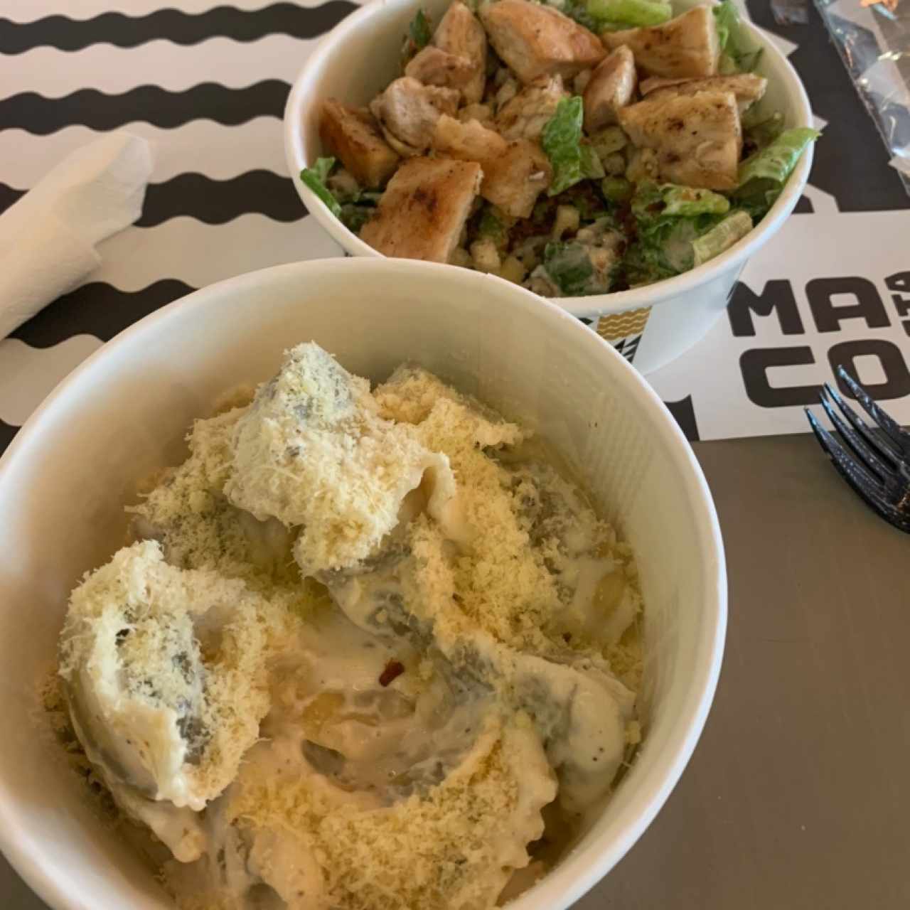Tortellini con champiñones y ensalada César 