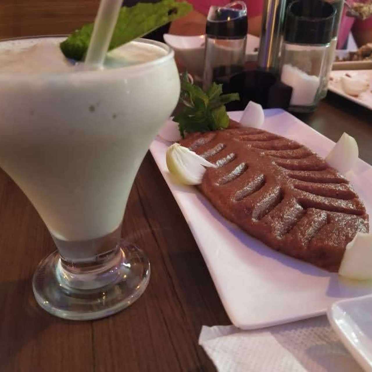 Ayran y kibbe crudo
