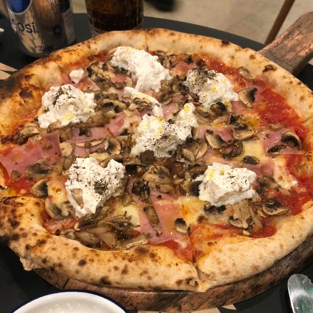 Pizza se prosciutto y champiñones con trufa