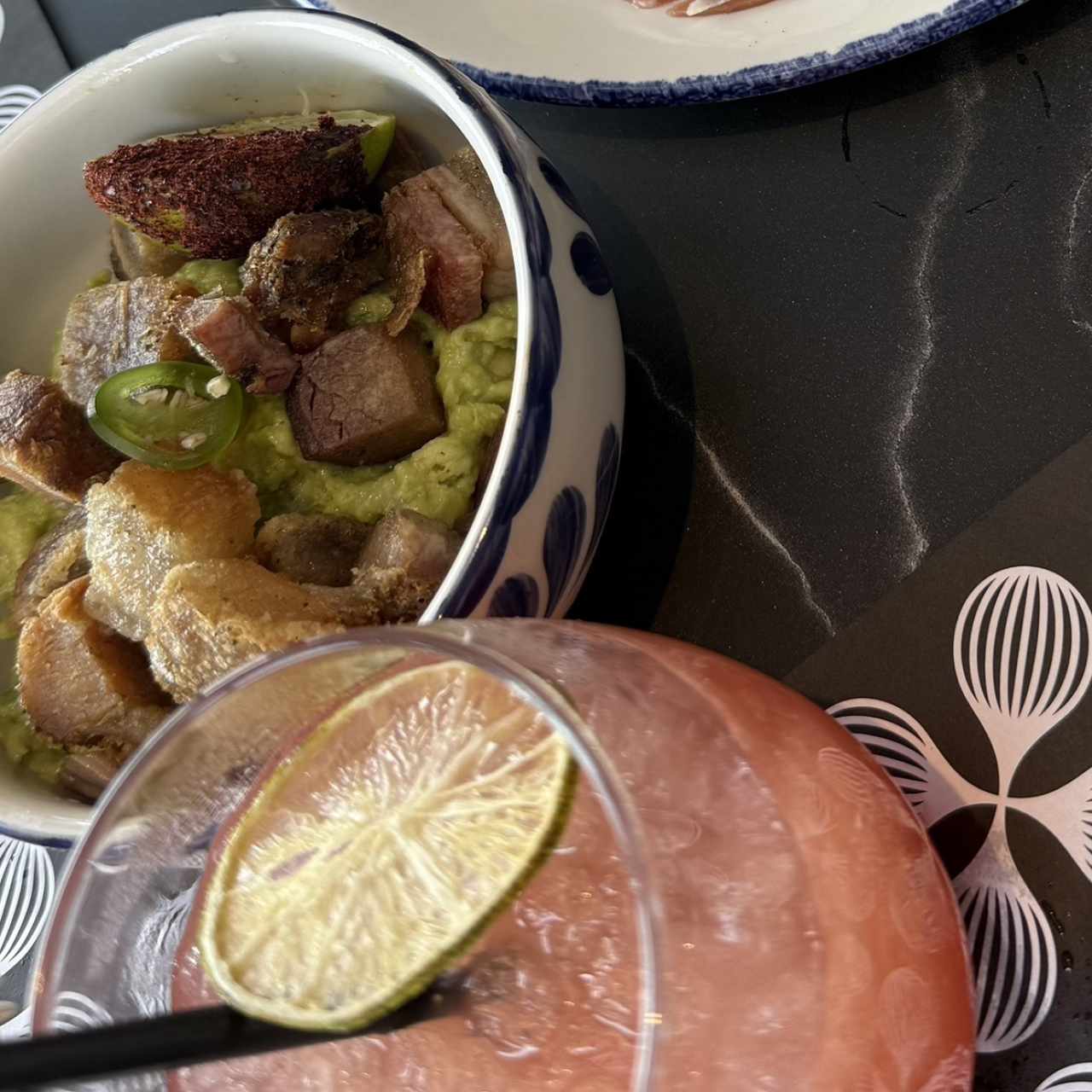 Chicharron con guacamole 