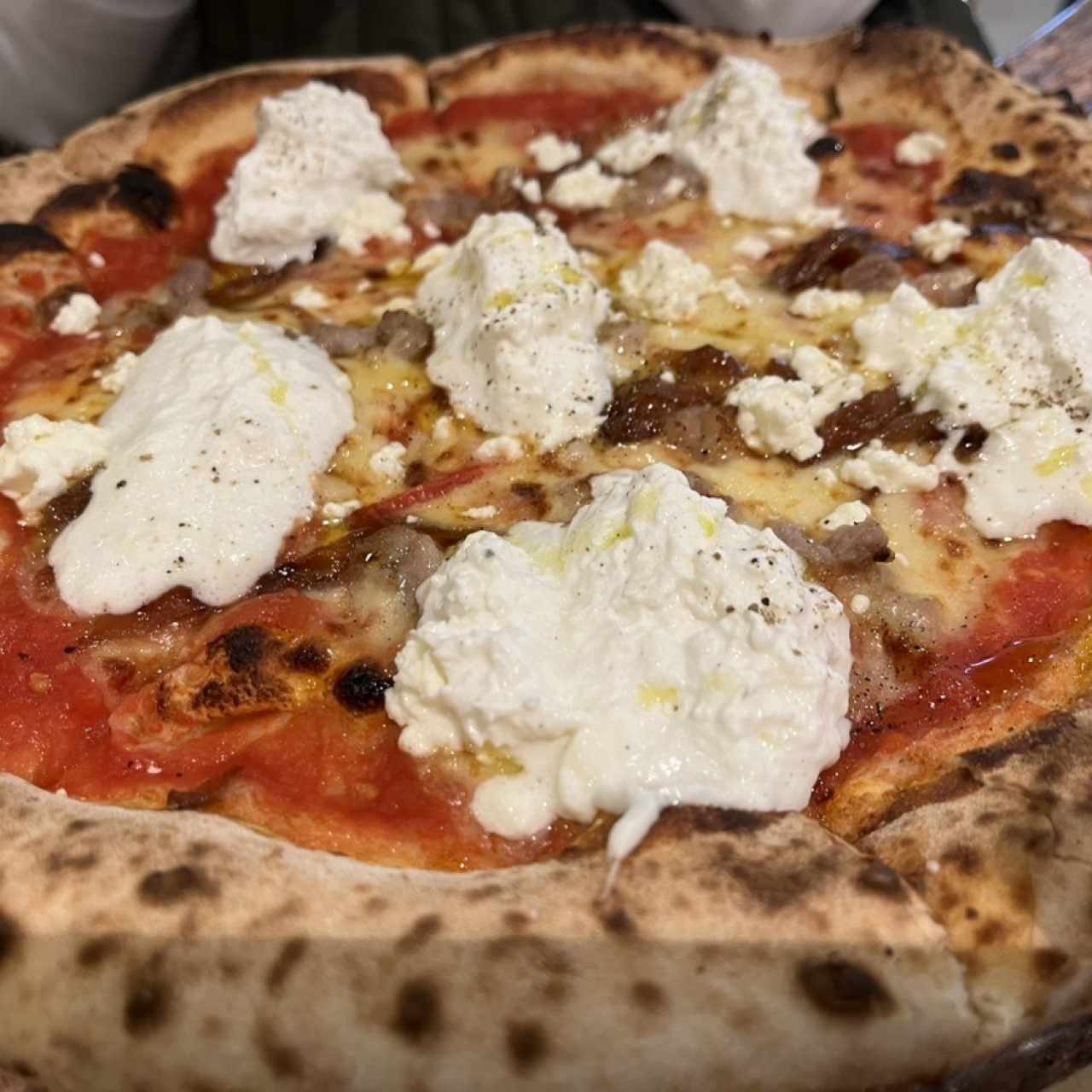 Pizza con burrata y aceite de trufa . A medida que se le agragan ingredientes frscos se tapa la calidad de la mala masa 