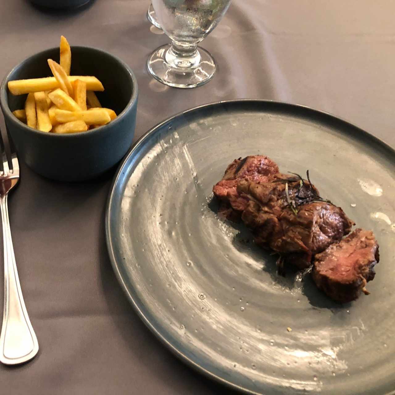 Corte de carne 110gr con acompañante papas fritas