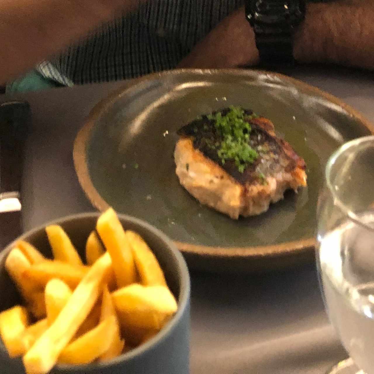 Corte de salmón con acompañante de papas fritas