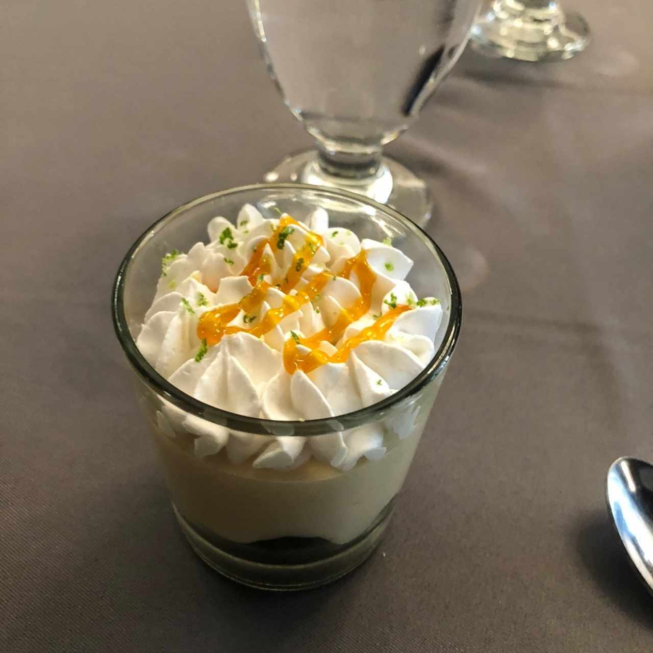 Postre del día: una especie de mousse de limón con base de brownie y sirope de parchita, muy bueno