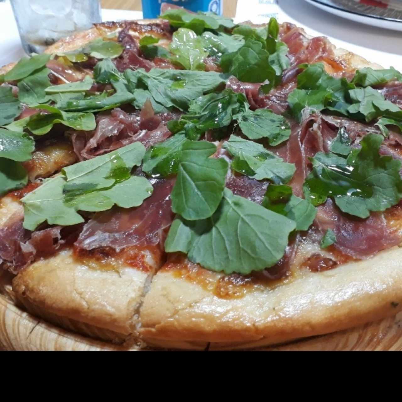 Pizza con jamón serrano