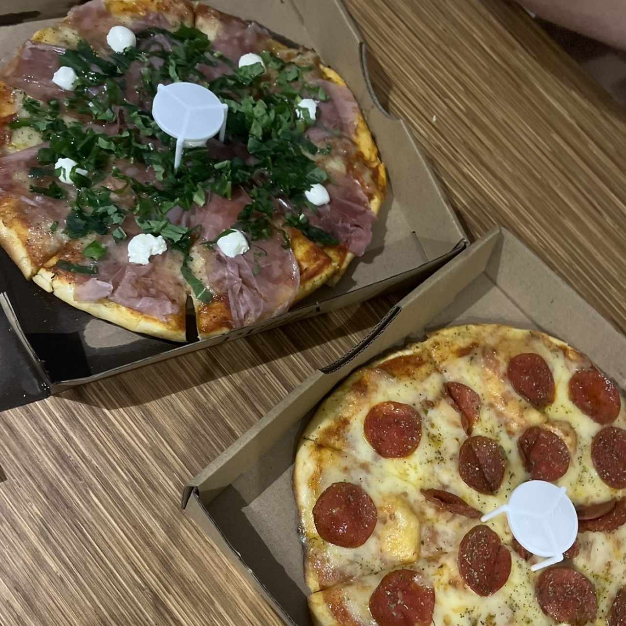 La estacion y pepperoni. 