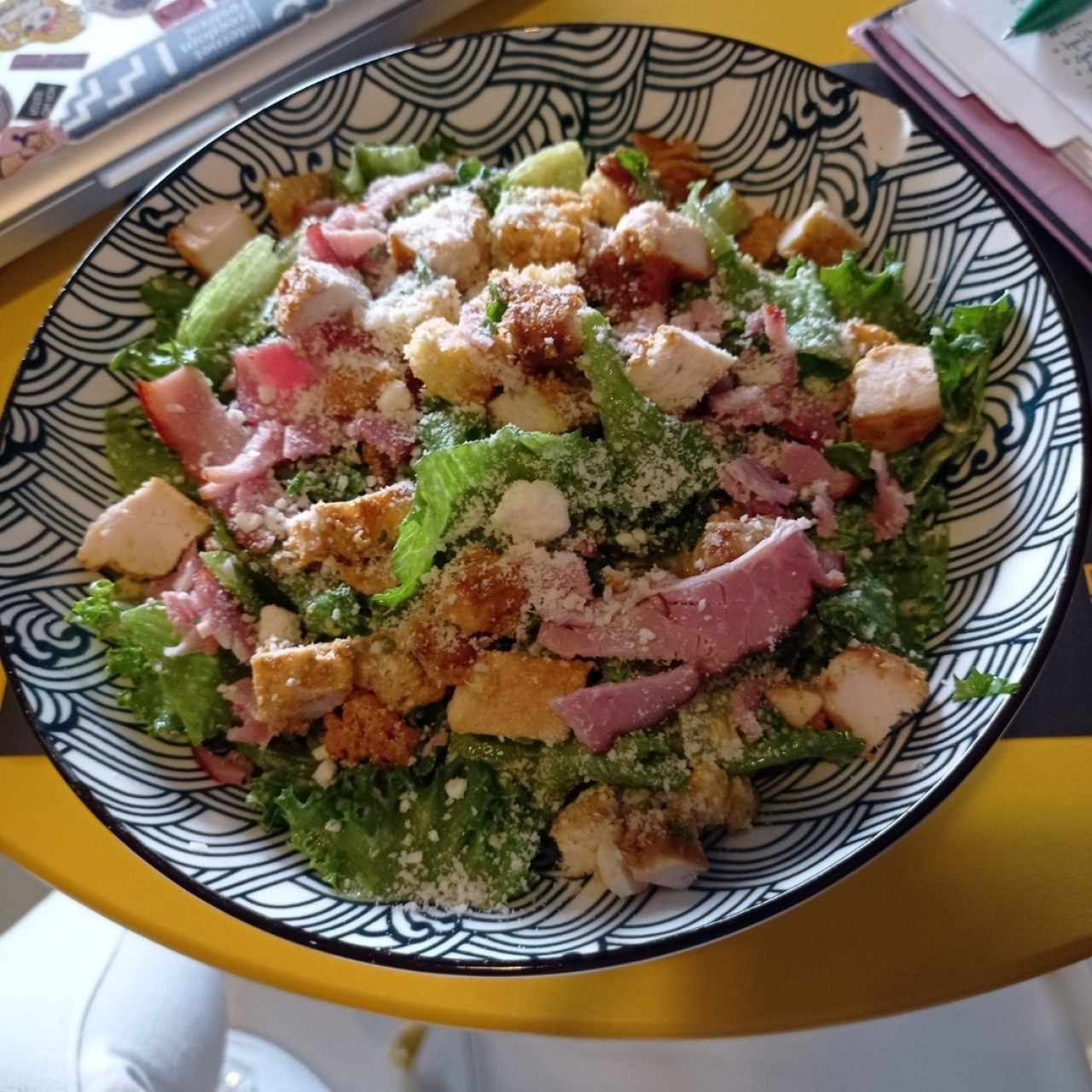 Ensalada César con Pollo y Tocineta