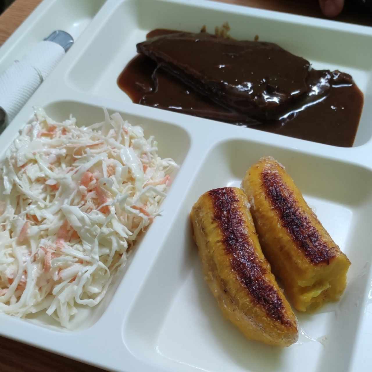 Asado Negro, ensalada rallada y plátanos horneados 