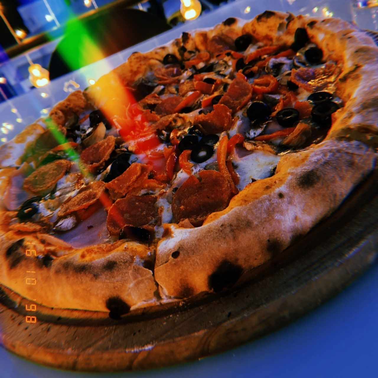 Pizza guacamaya con extra de peperonni