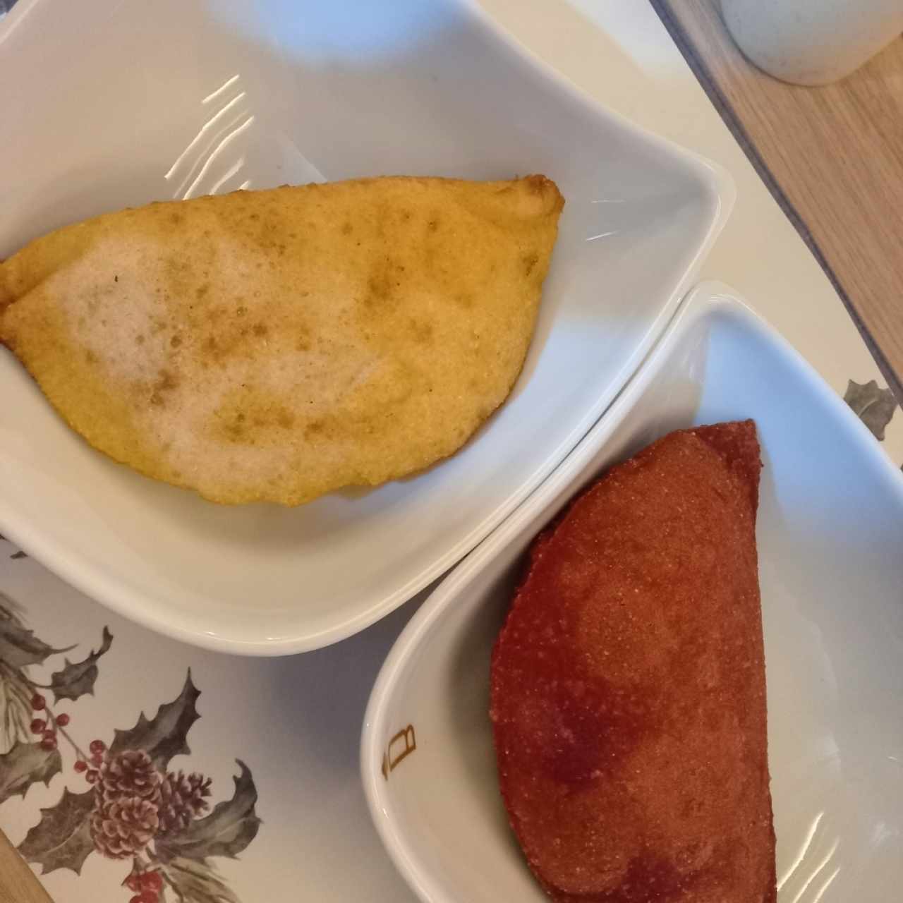 empanadas una de carne mechada otra de chistorra,queso y maiz