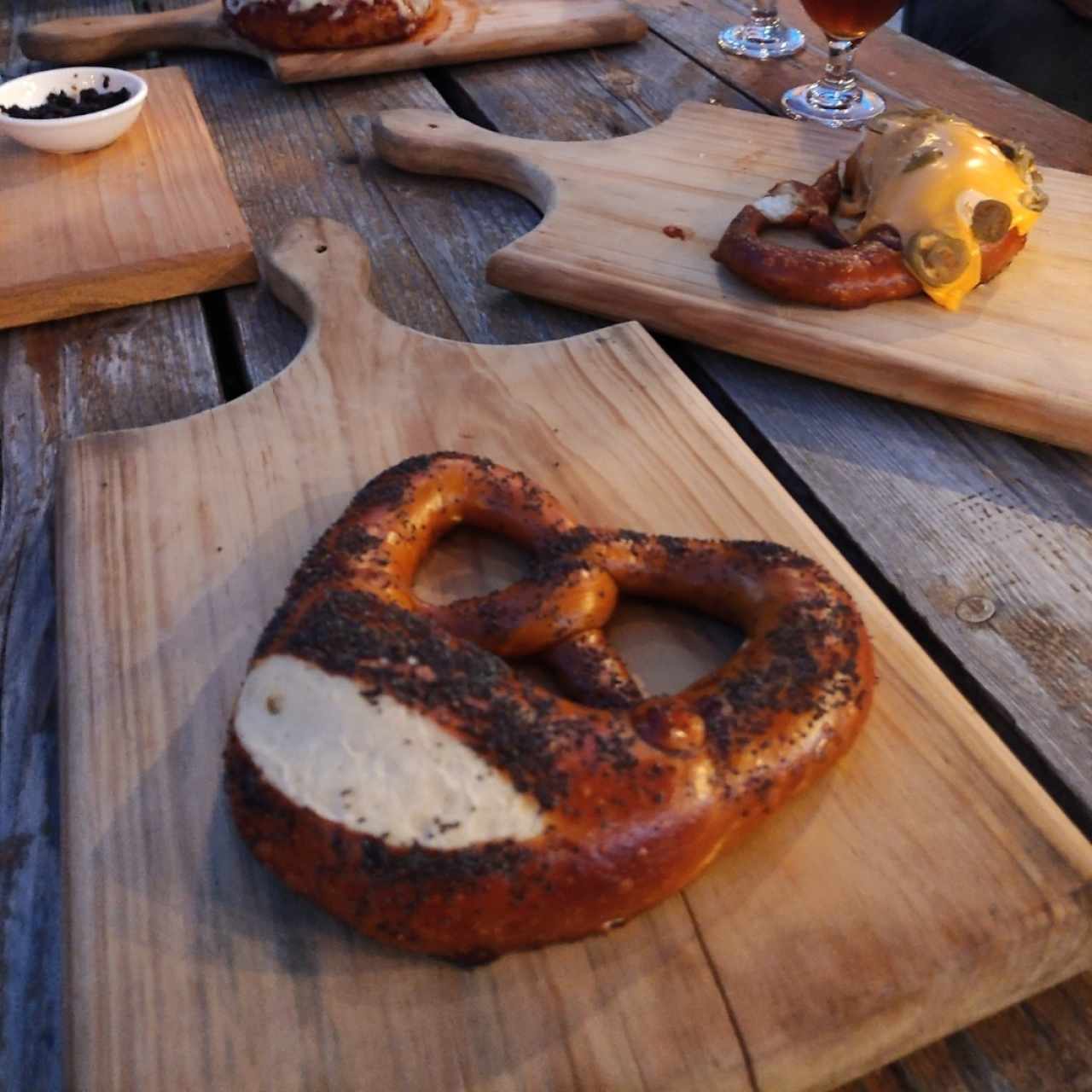 pretzel con semillas de amapola