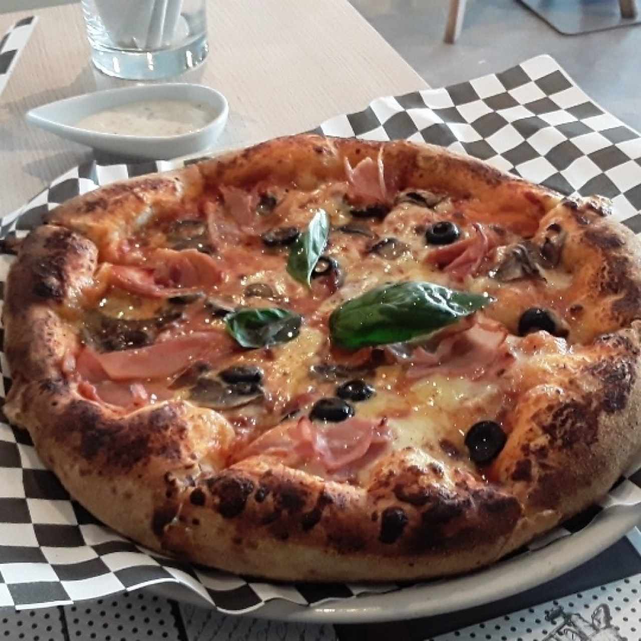 Con Jamón biscotti y champiñones 13$