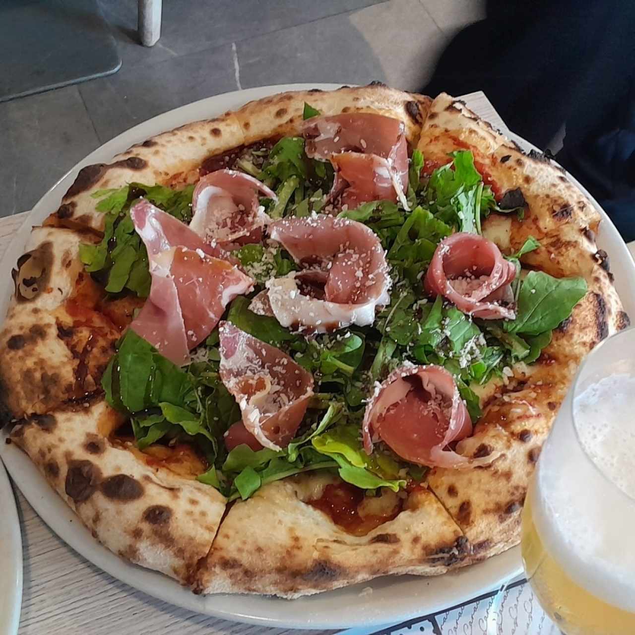 La de Rúcula, prosciutto y parmesano