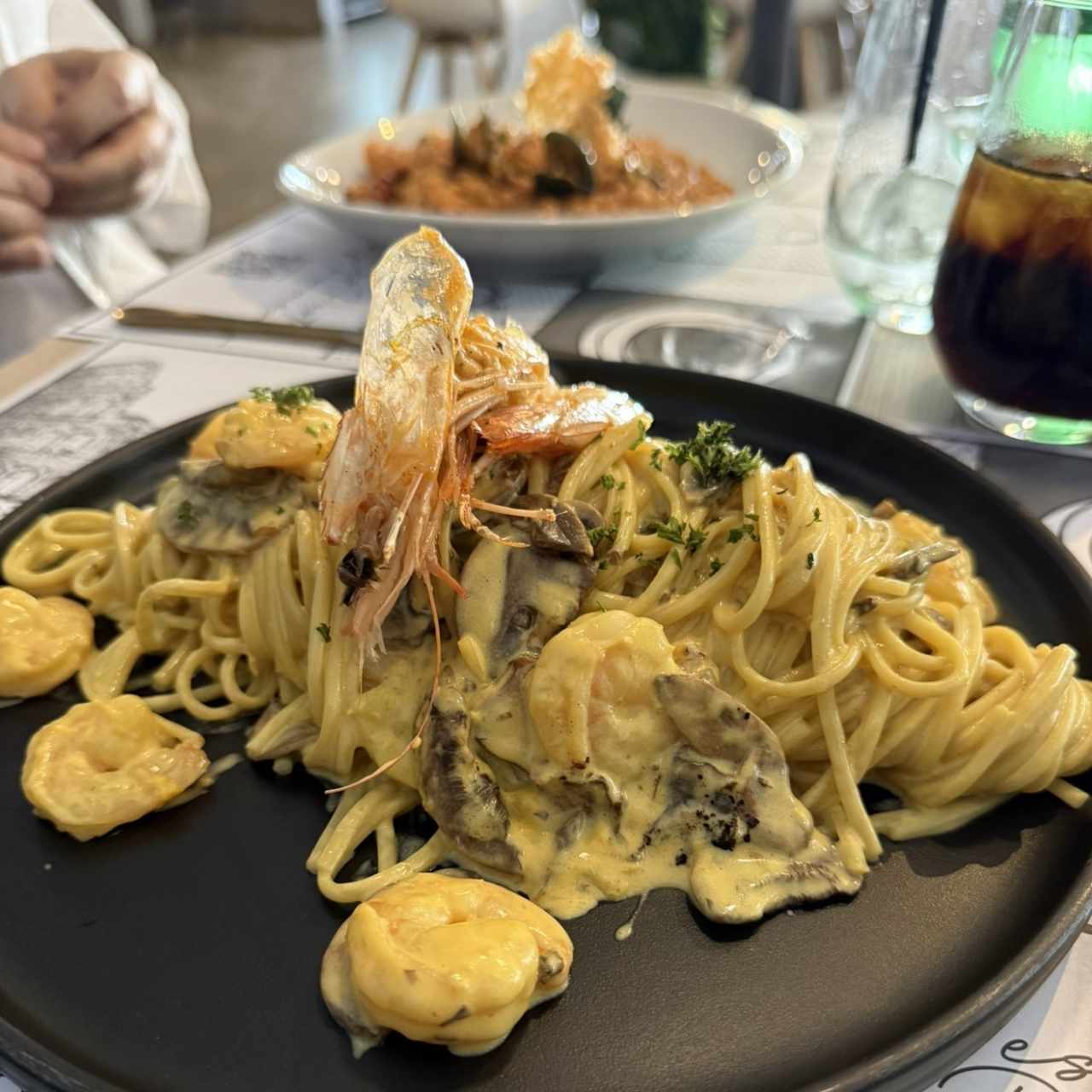 Linguini con champiñones y camarones