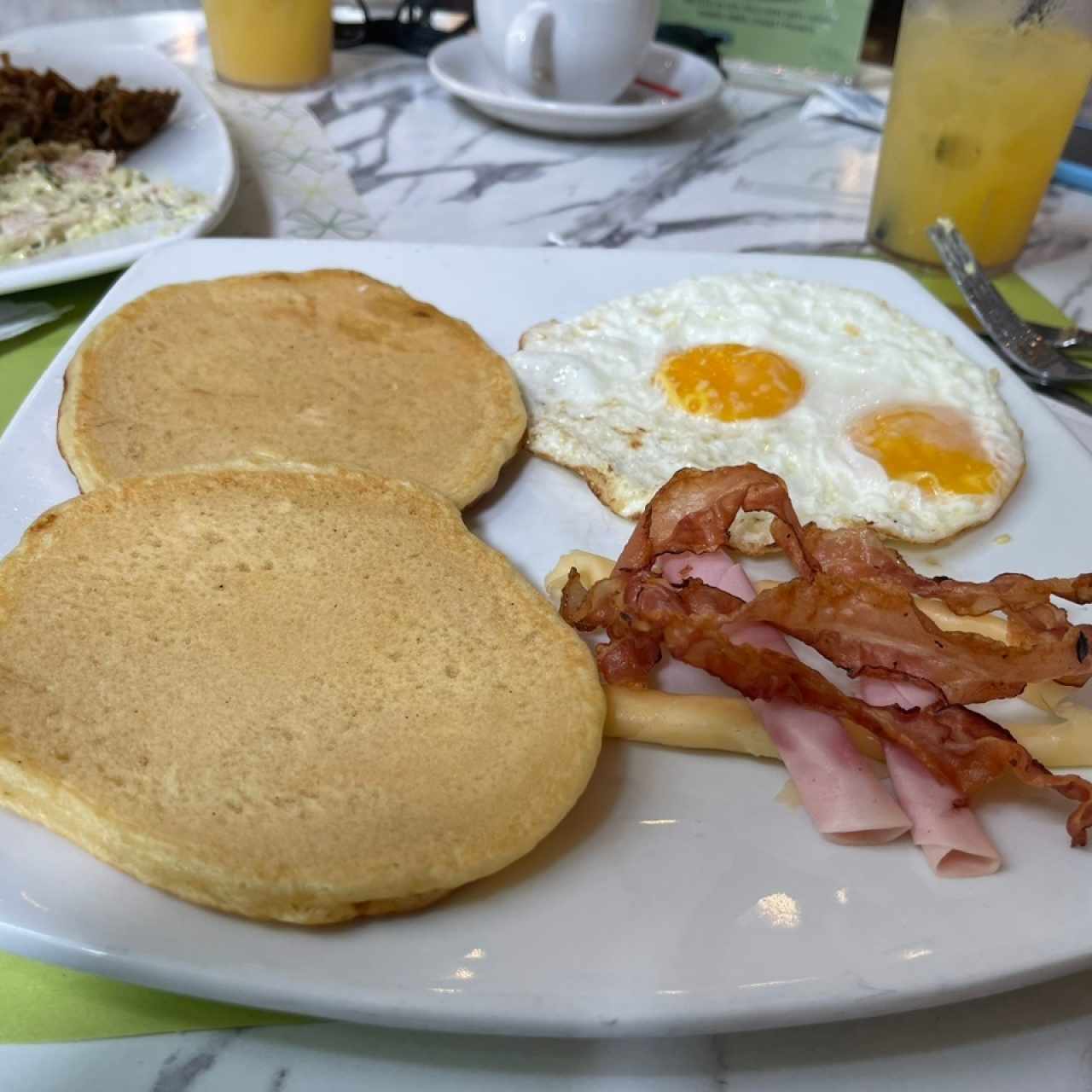 Desayuno americano. Frío y mal presentado. Parece de plástico. 