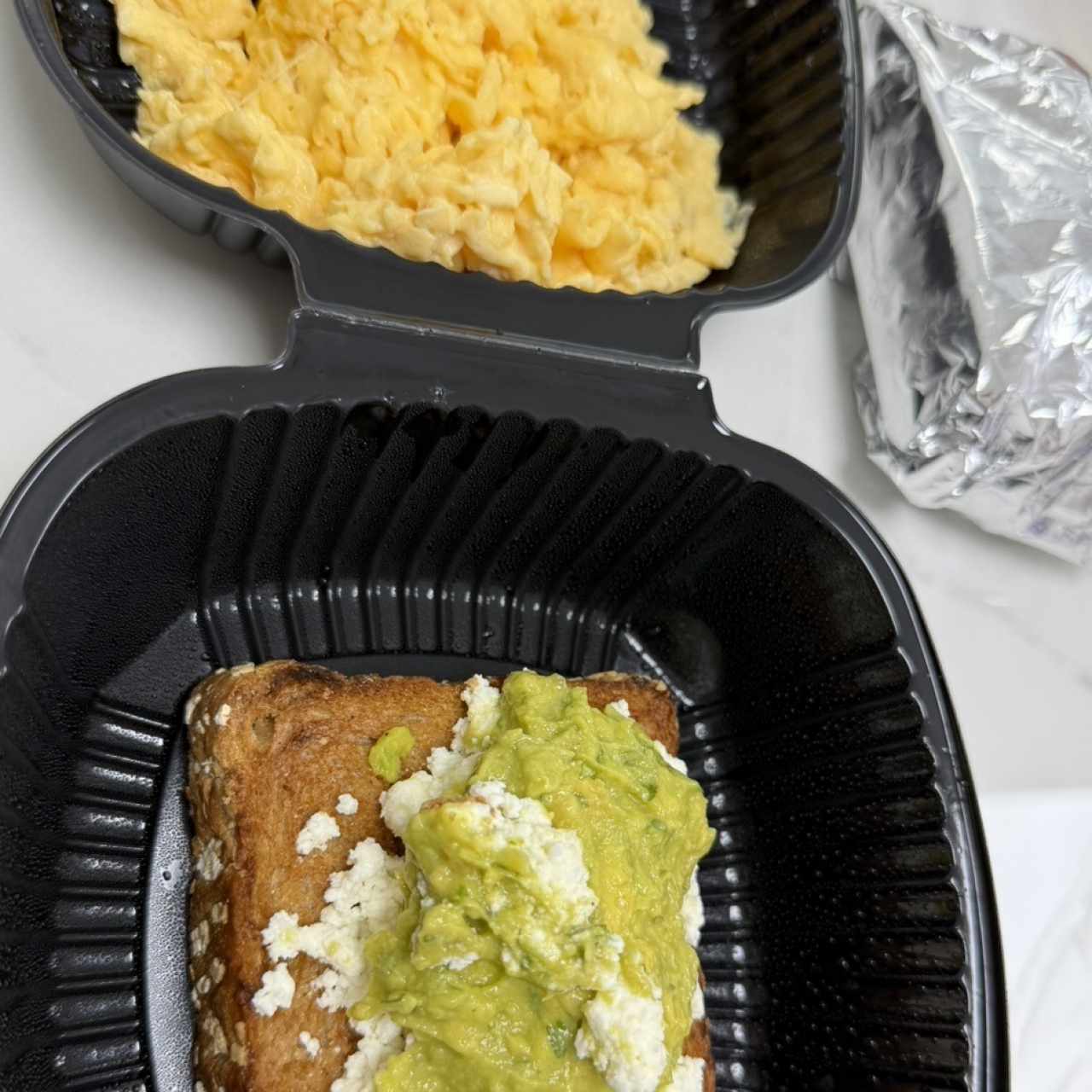 Tostada de ricotta aguacate y huevo delivery 