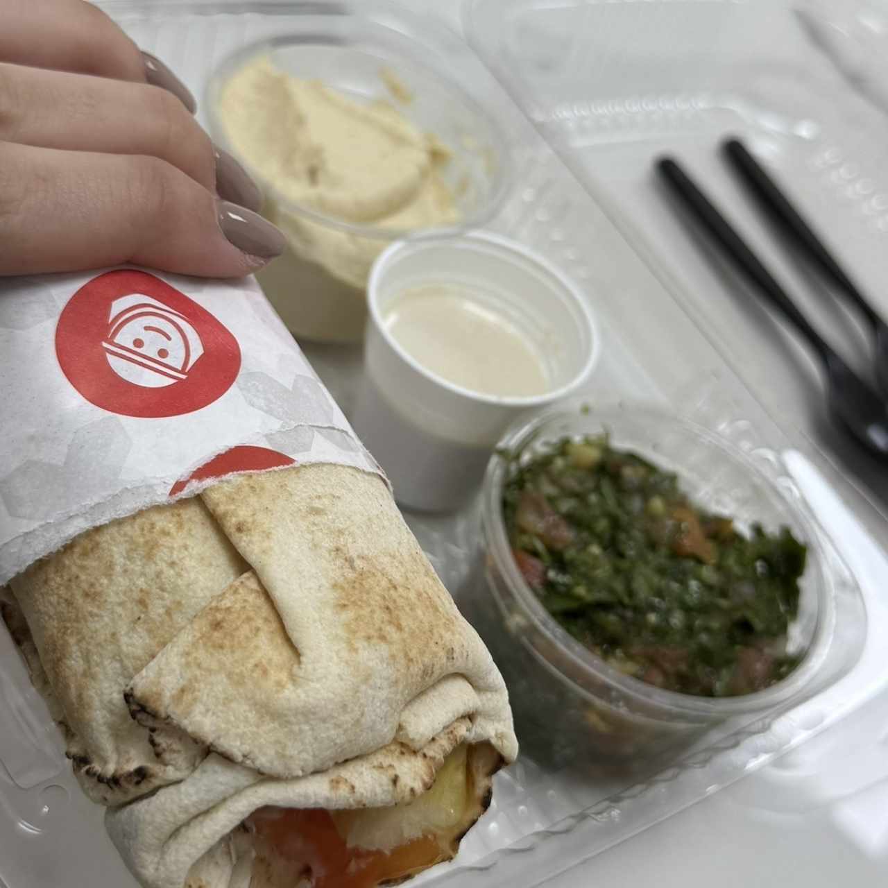 Shawarma salsa. Hummus. Ensalada 