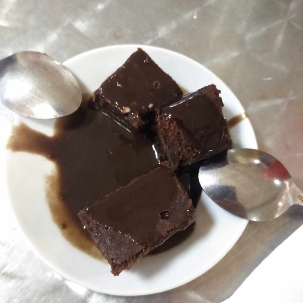 Torta de chocolate cortesía del local 