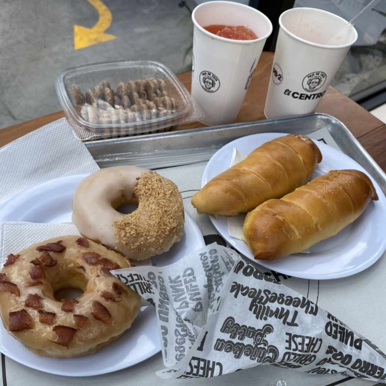 Cachito de jamon y queso crema y unas delciosas donuts de limon y gladeada con tocineta 