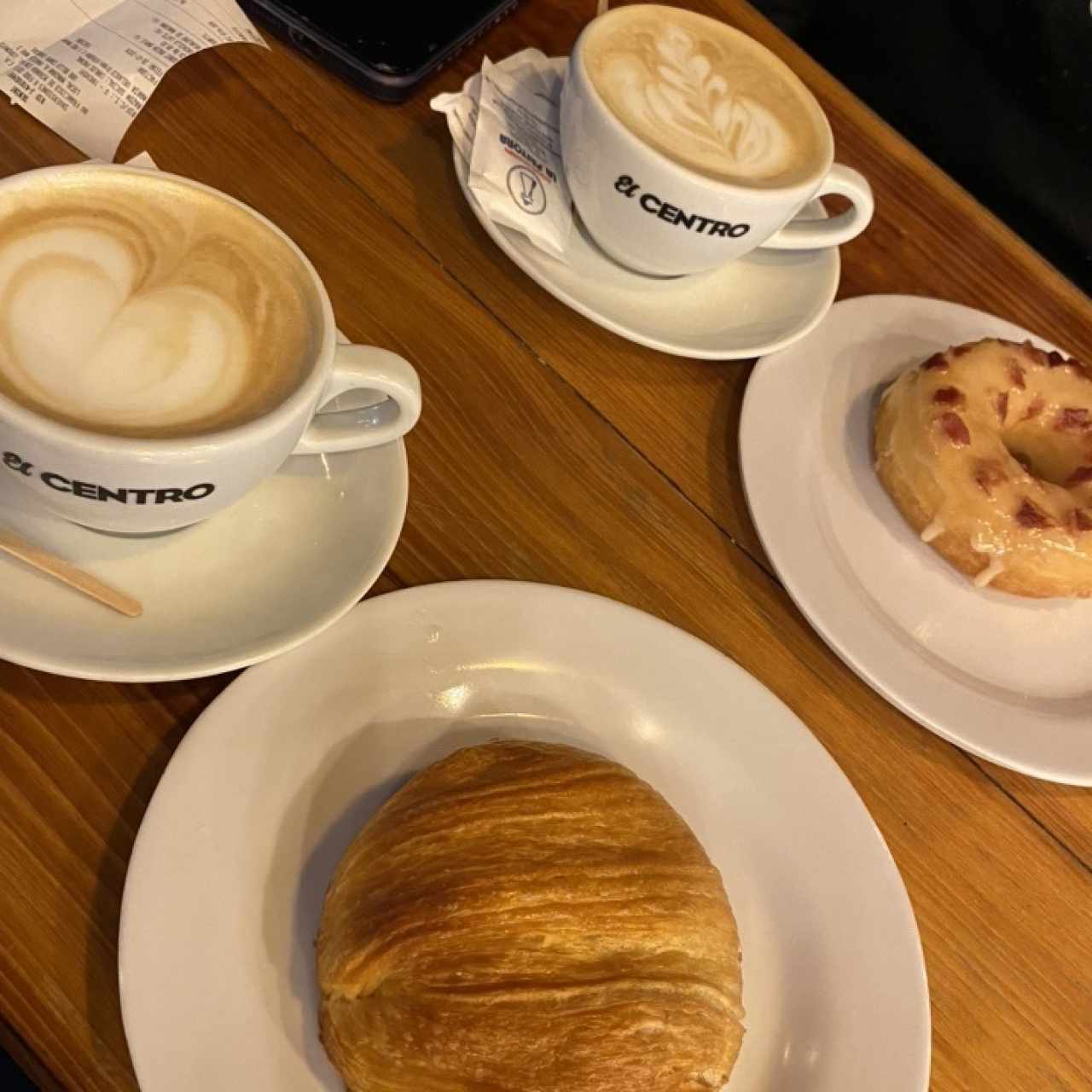 Delcioso pastel de manzana (pidanlo caliente🤩), una dina glaseada con tocineta (delciosa) y dos lates vainilla (no le pongan mas azucar😵‍💫)