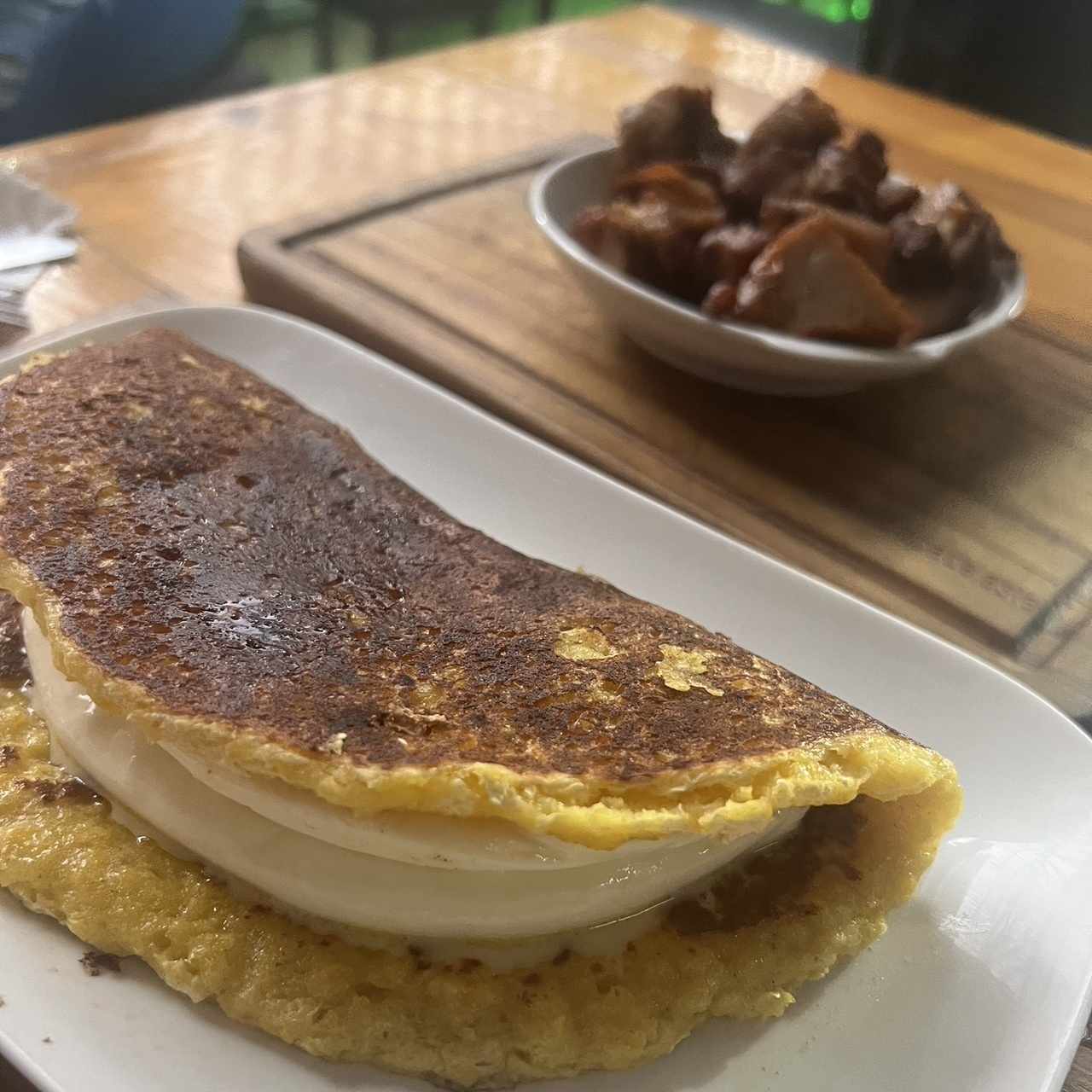 Cachapa con queso y cochino frito