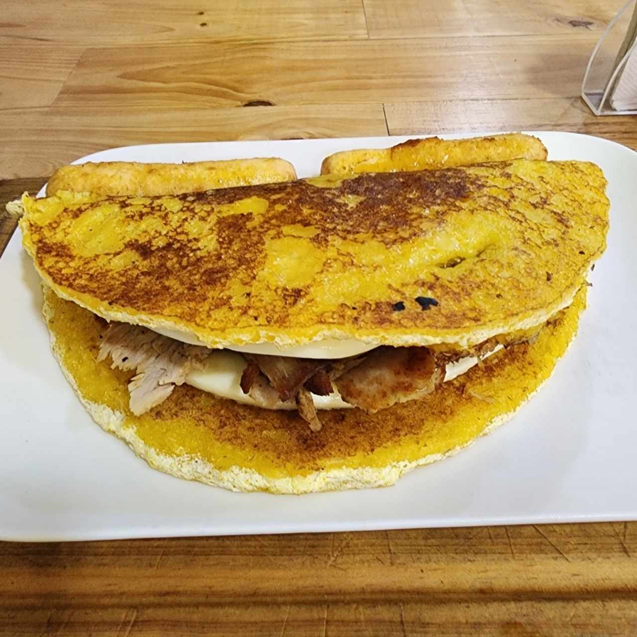 Cachapa de queso y pernil + tequeños de maíz 