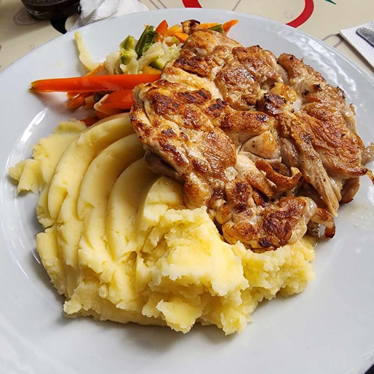 Churrasco de pollo + puré + vegetales salteados 