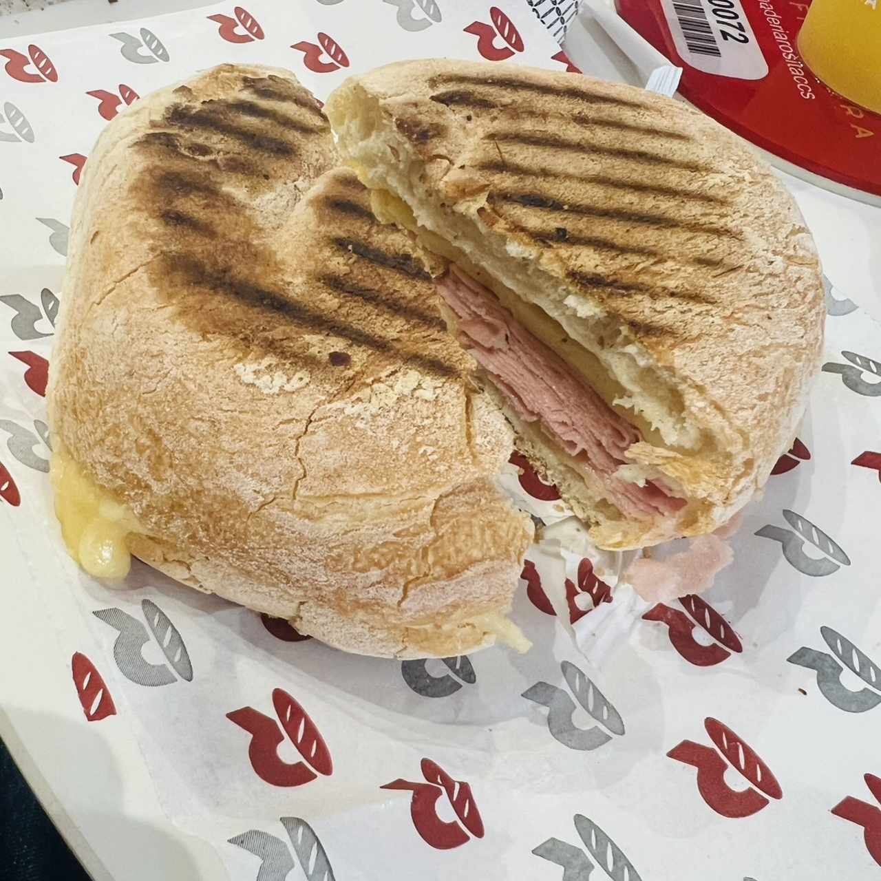 Sandwich de mortadela italiana y queso suizo