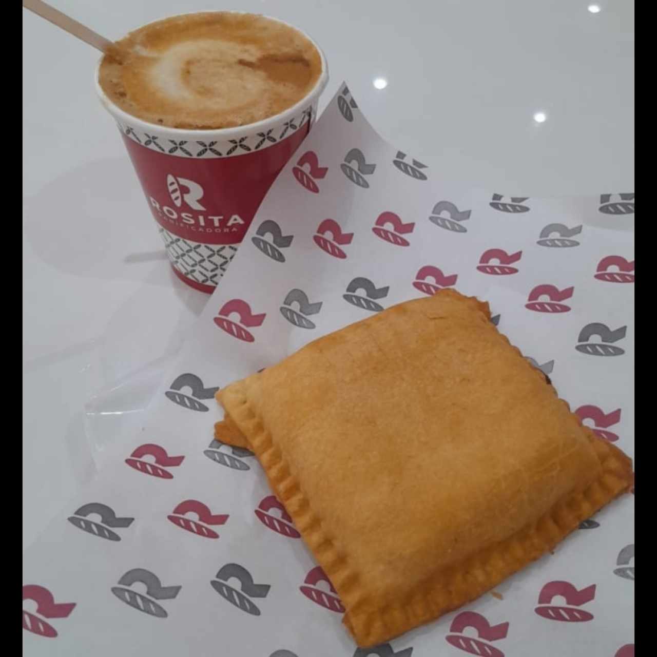 Pastelito de queso y marrón grande