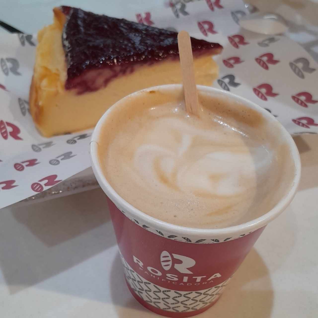 Café y Cheese Cake de fresa 