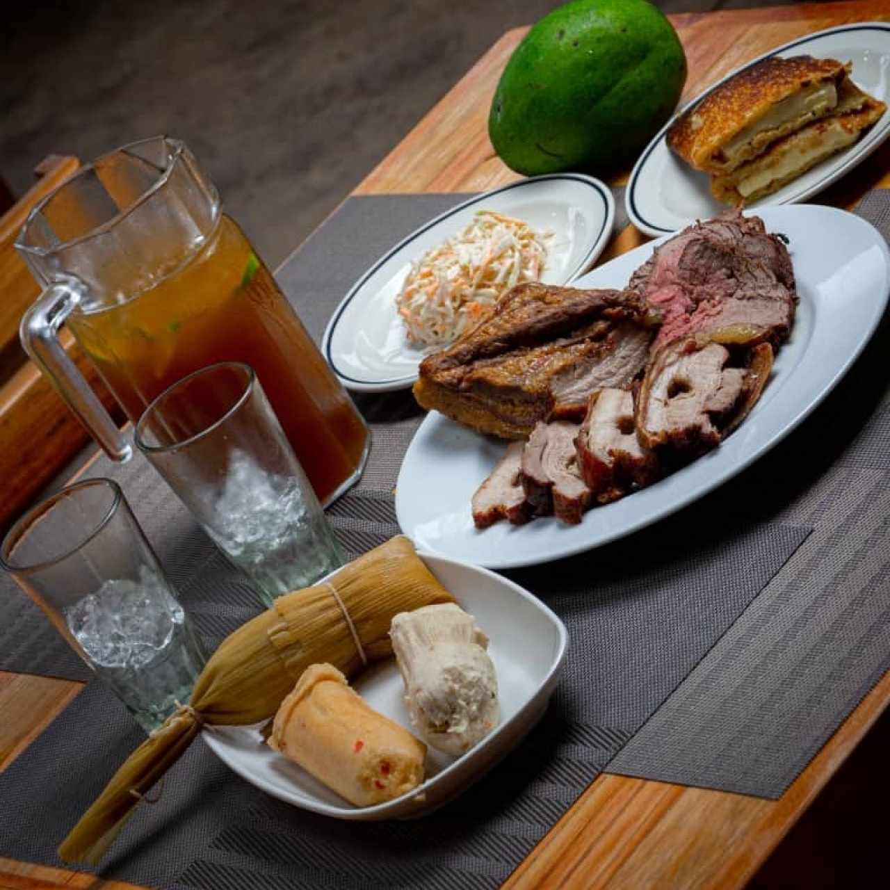 Carbe en vara cachapa chicharron y hallaquitas 