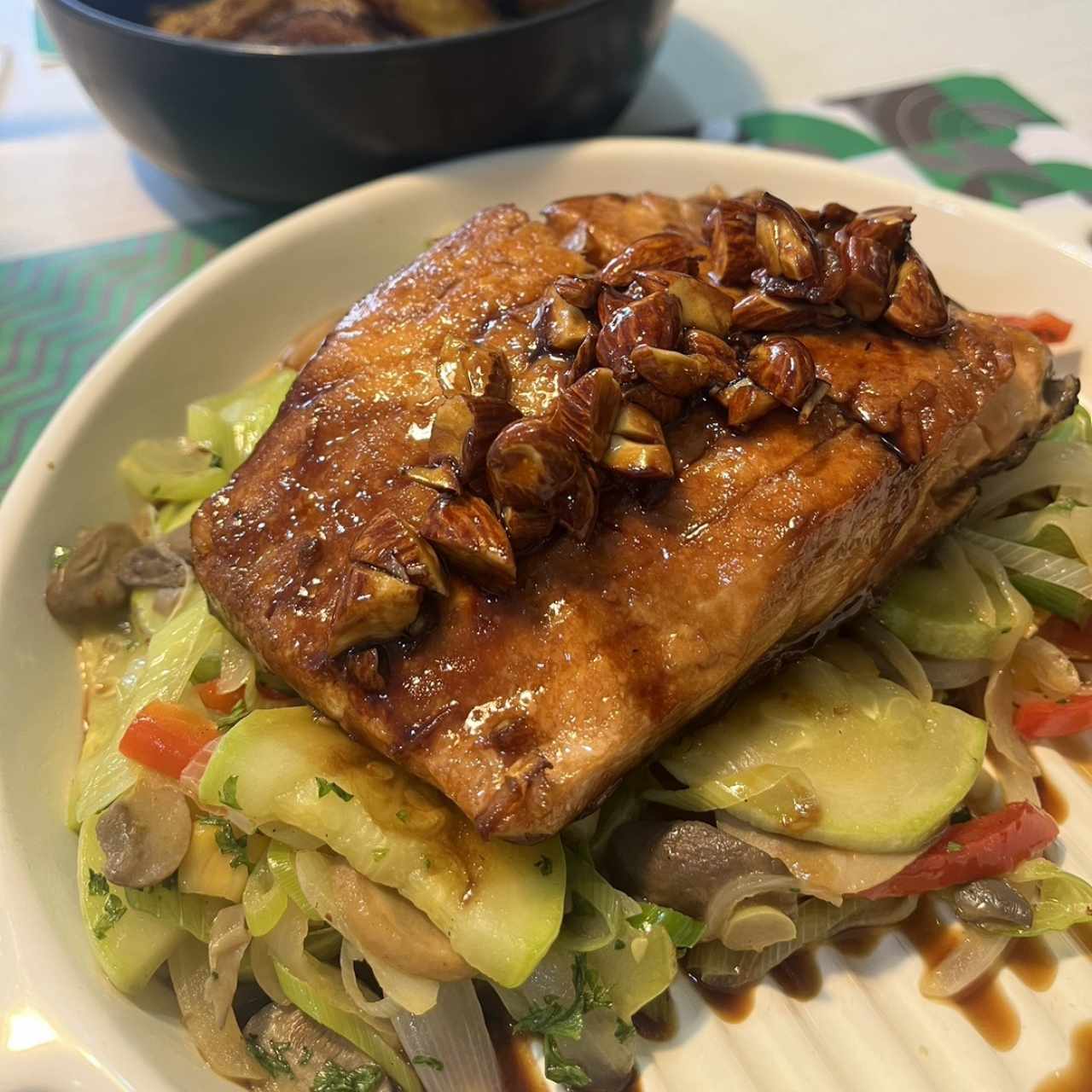 Salmón sobre cama de vegetales