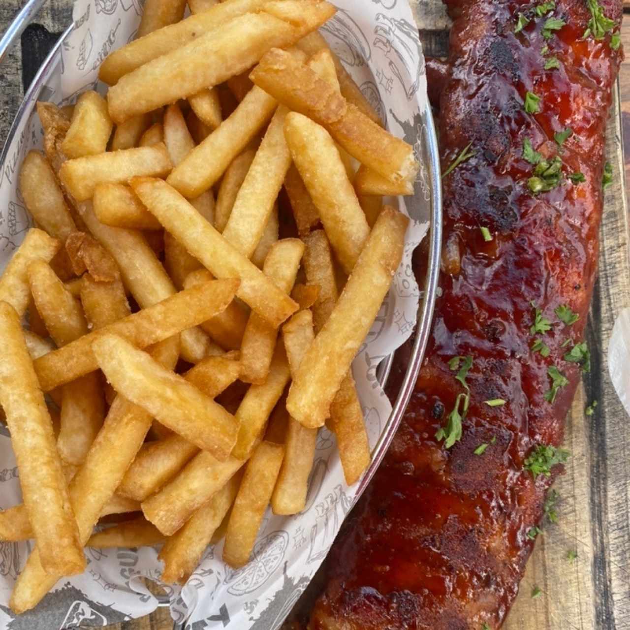 1/2 Rack de costillas con papas. 