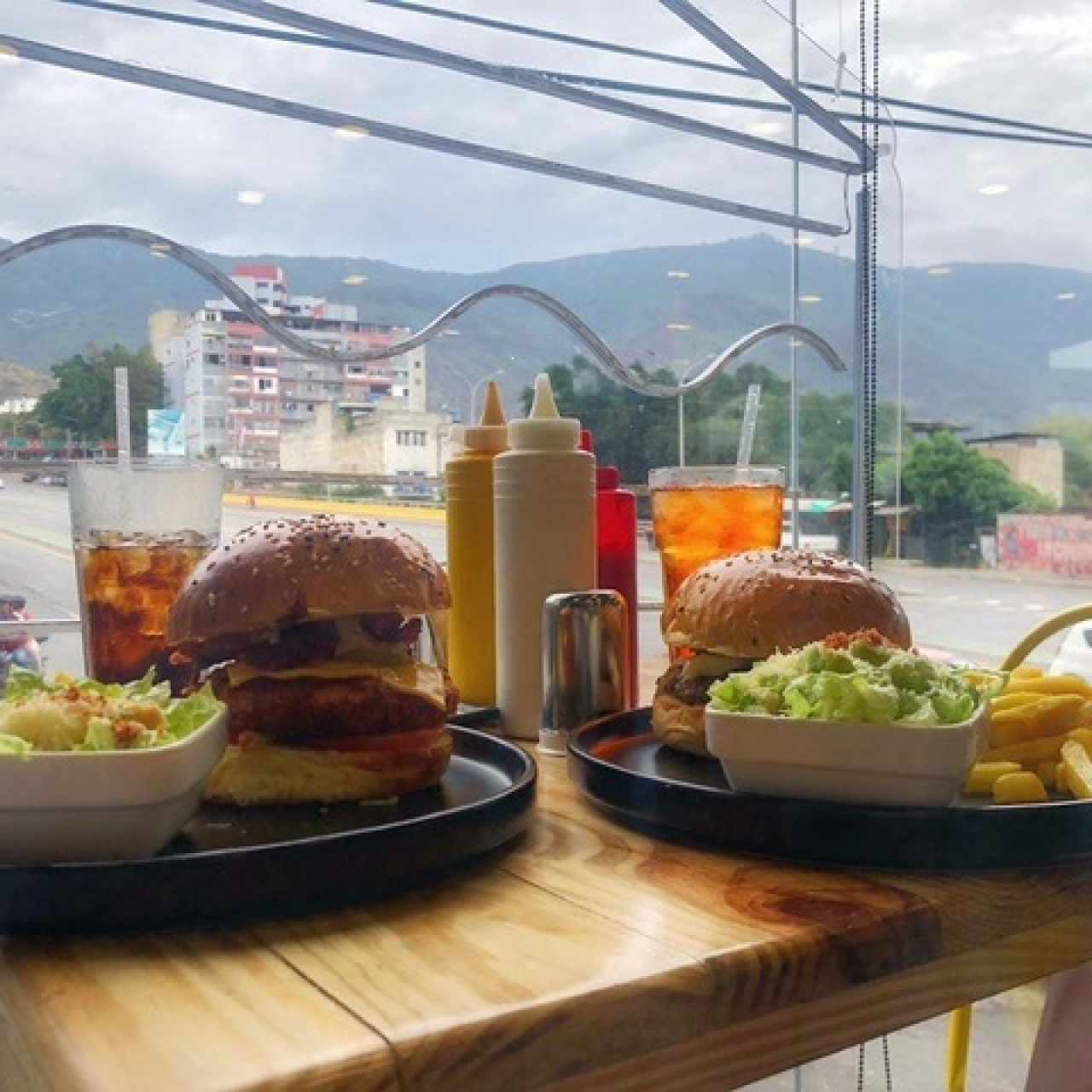 Hamburguesa Avila y Hamburguesa Caracas