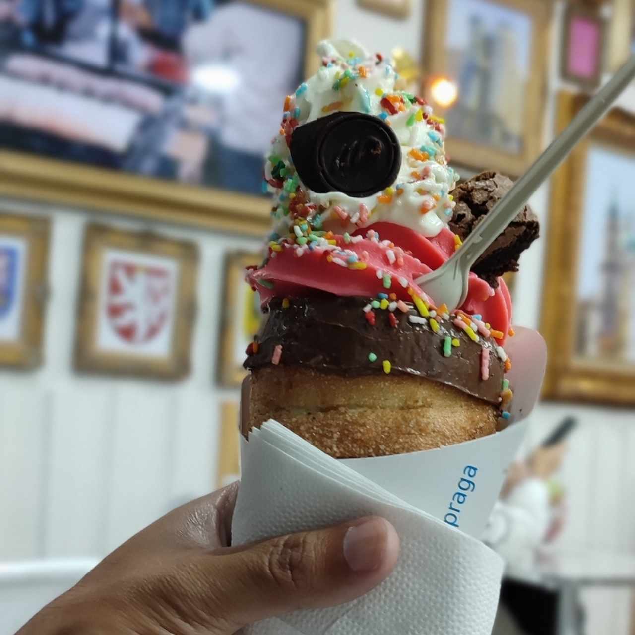Cono Tradelink de Nutella y Brownie
Helados: Chocolate y fresa 