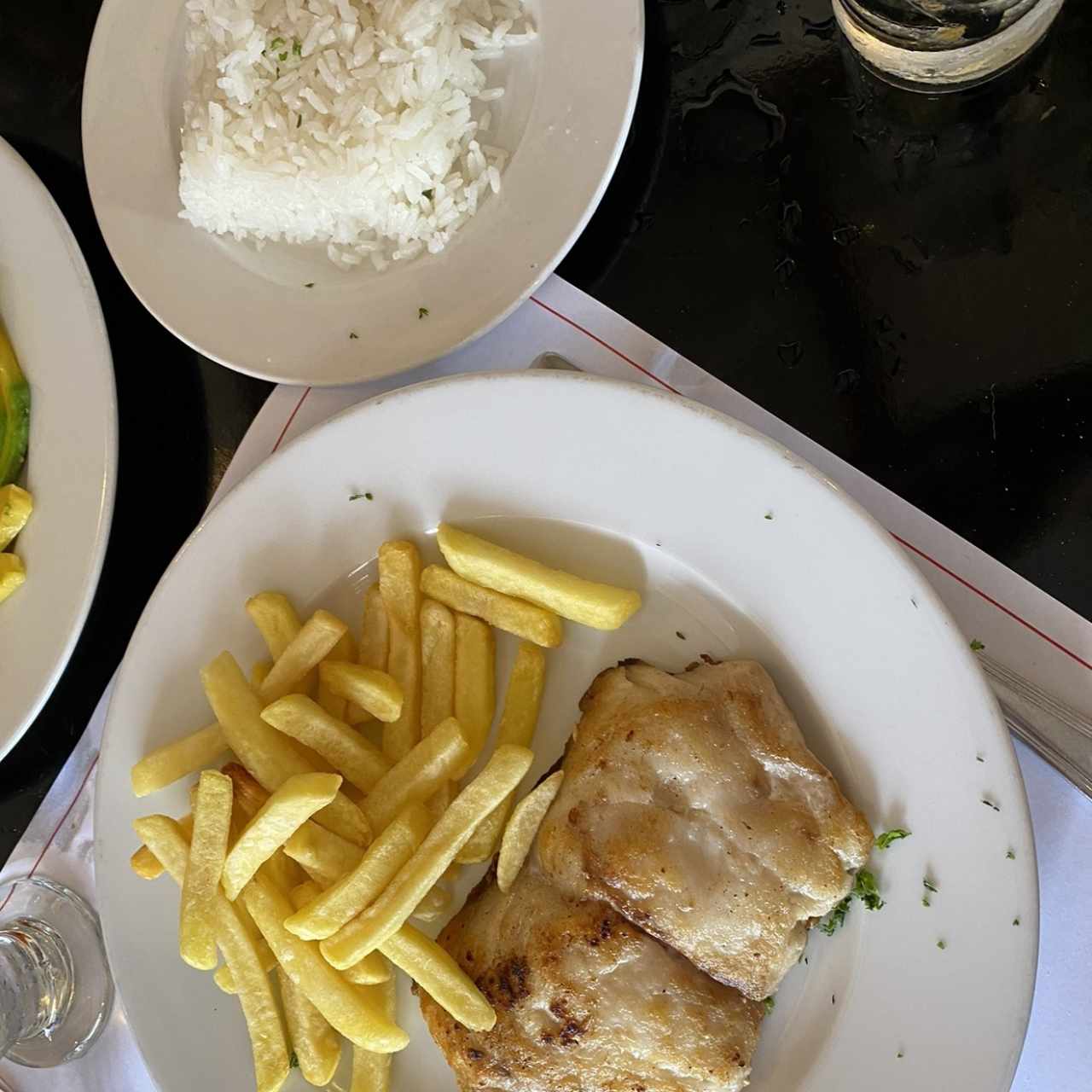 Mero Grill con Papas Fritas con Arroz