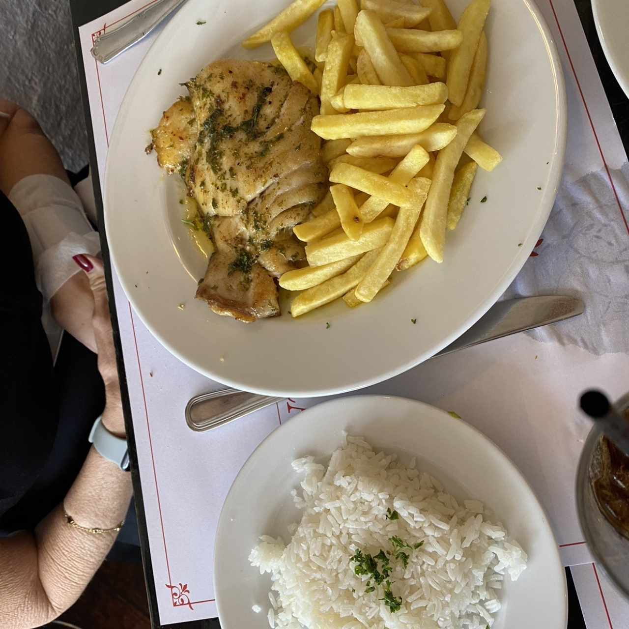 Mero Ajillo con Papas Fritas con Arroz