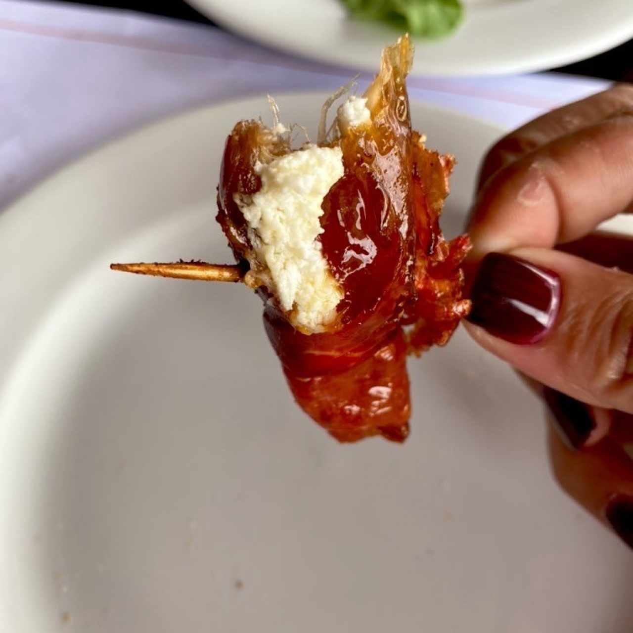 Datiles rellenos y envueltos en jamon serrano 