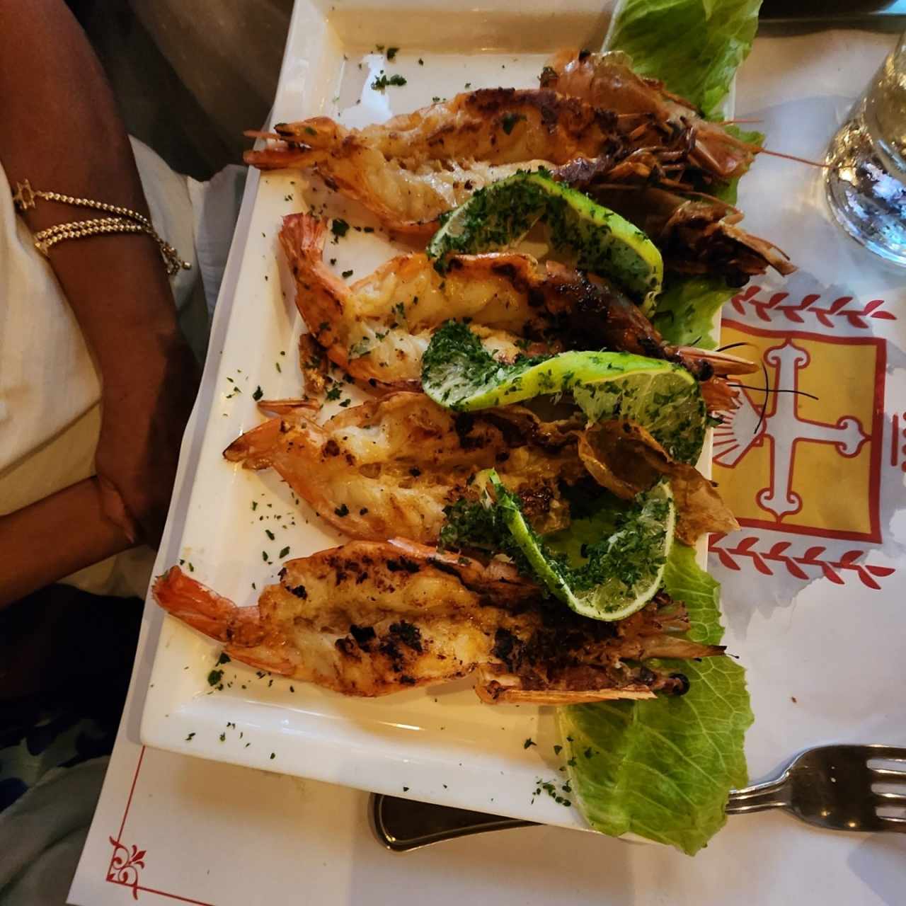 Langostinos en mariposa con salsa roja de mariscos
