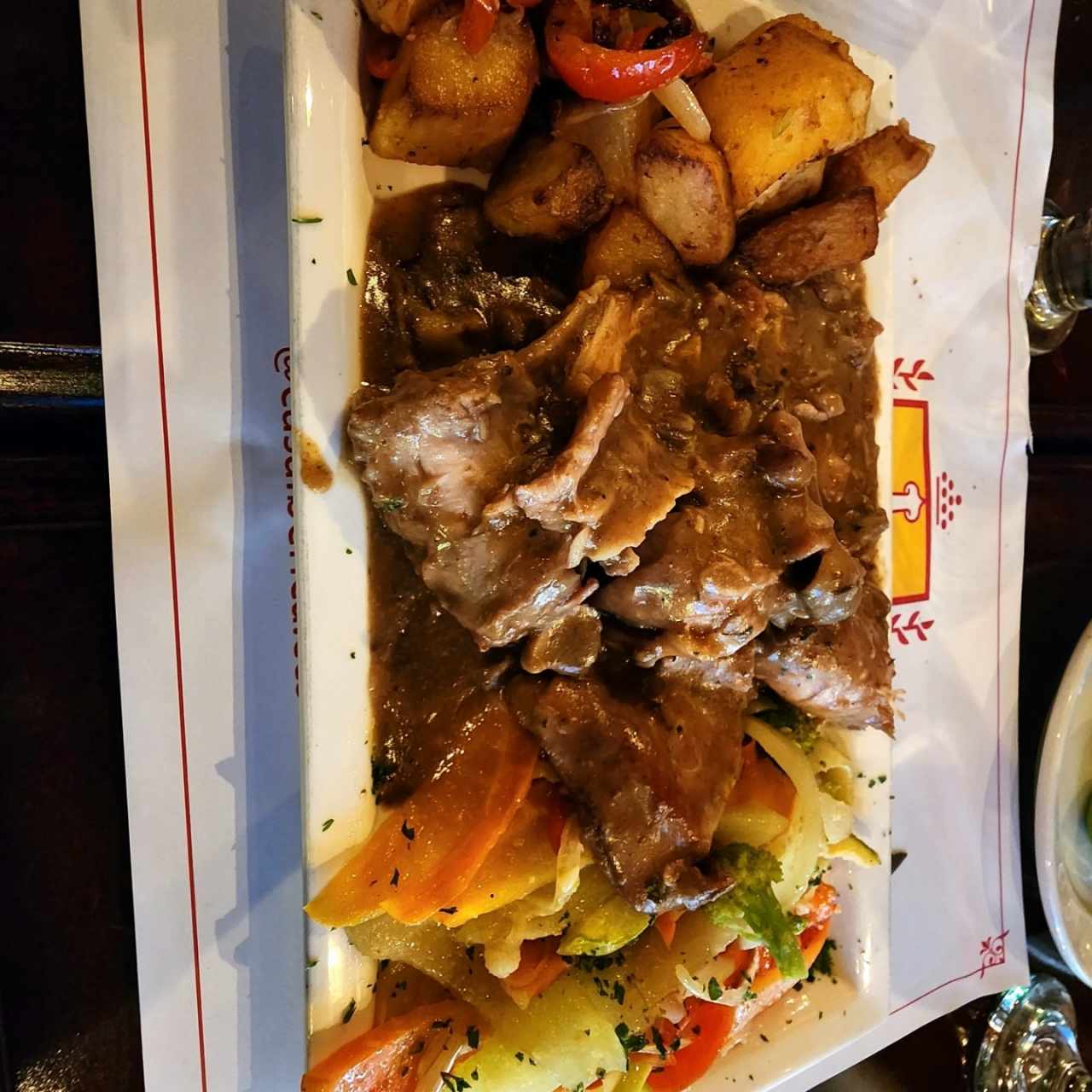 Conejo al vino + papas rústicas + vegetales salteados
