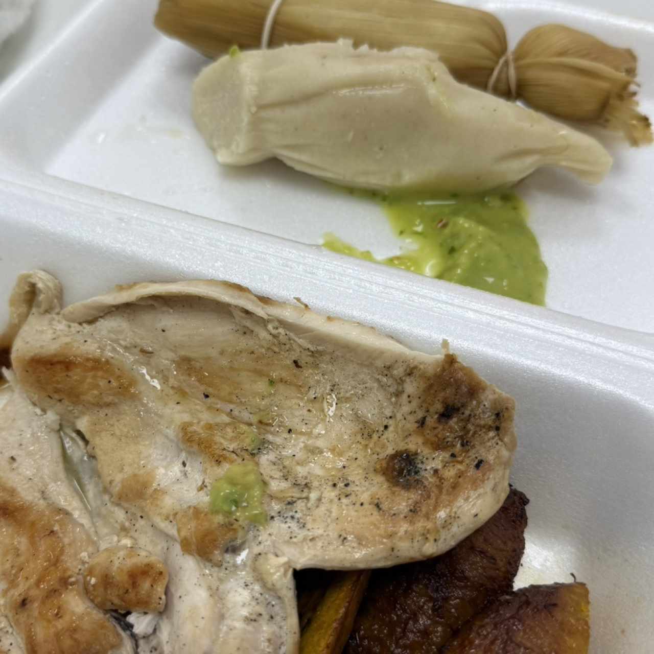 Milanesa pollo con tajadas y hallaquitas 