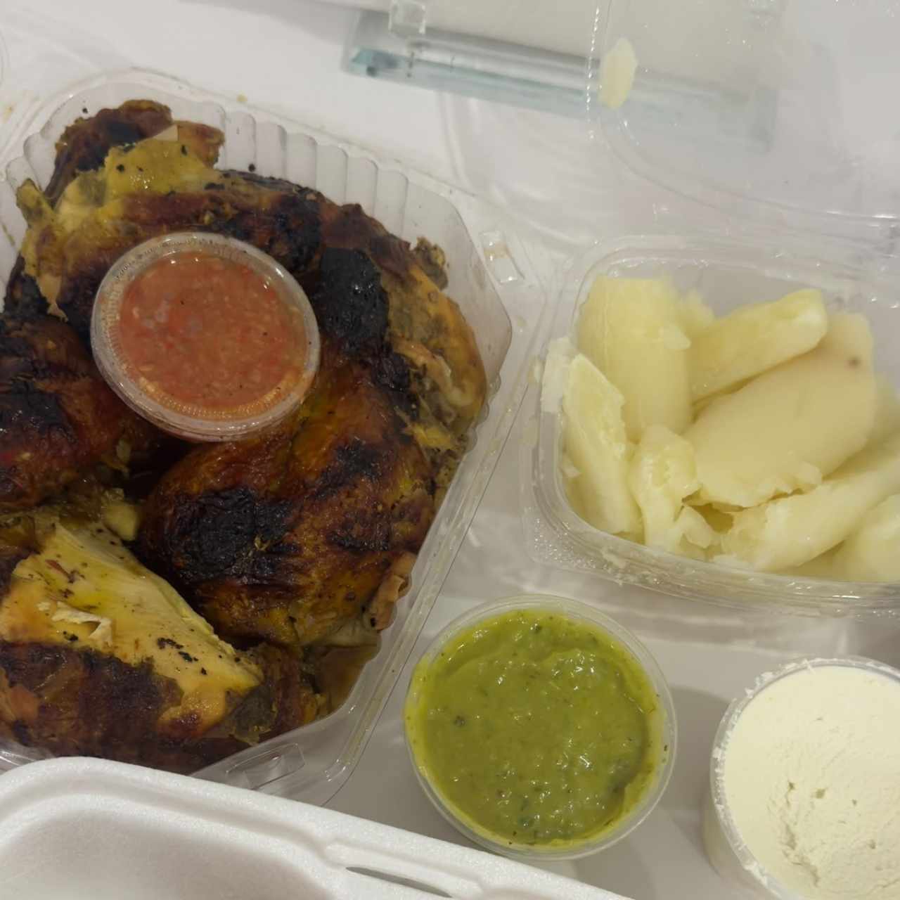 Pollo en brasa yuca y nata 