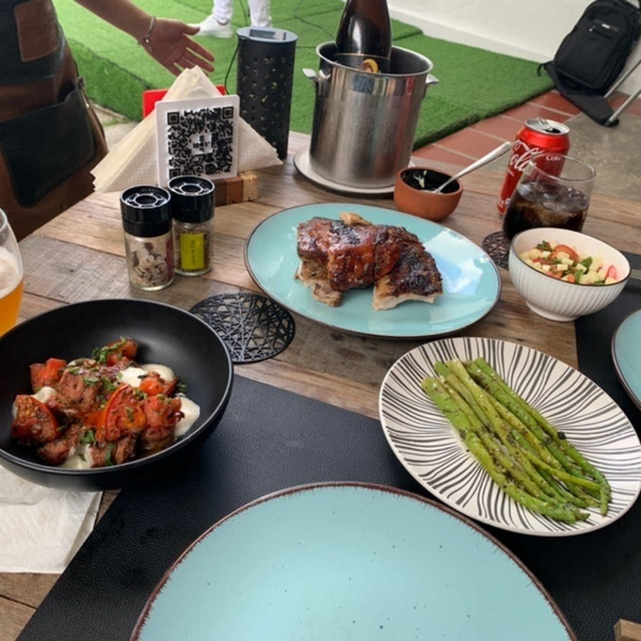 Cochino en caja china con ensalasa de chorizo y ensalada chilena 