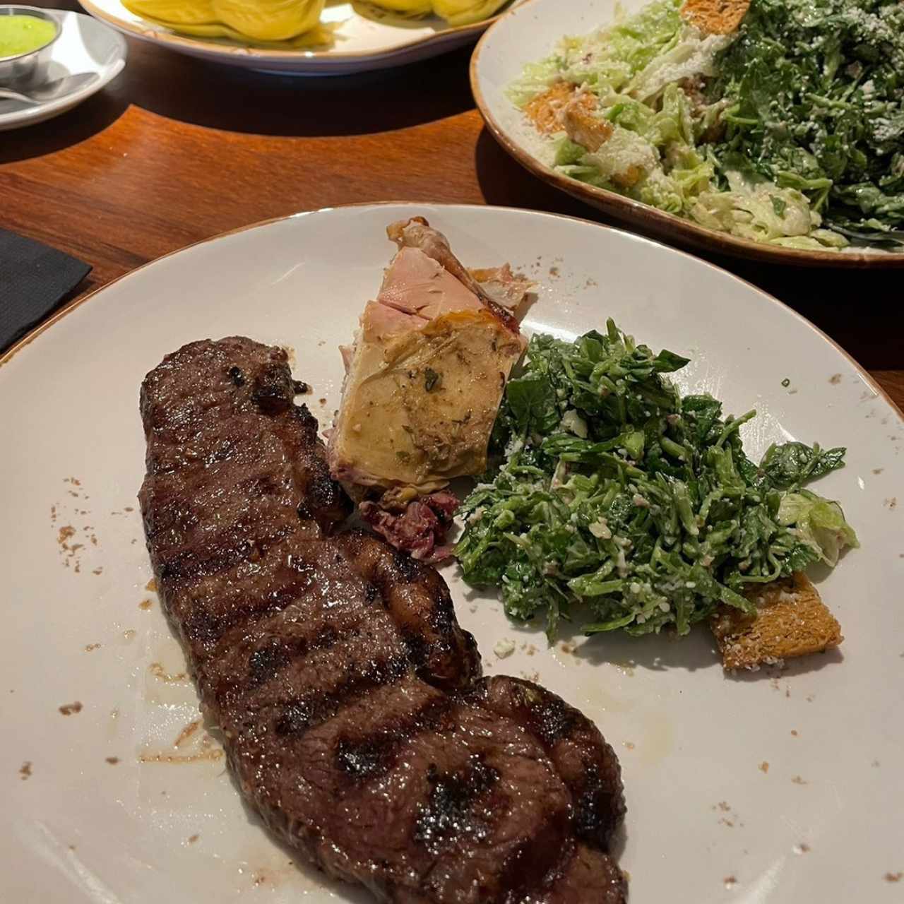Carne a la parrilla y pollo de la casa